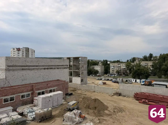 В новой школе Саратова активно строят главный корпус и бассейн