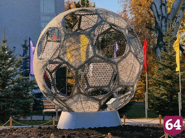 Городской стадион в Энгельсе украсила скульптура гимнастки