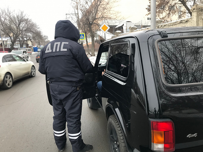В Саратове двух молодых людей арестовали за тонировку