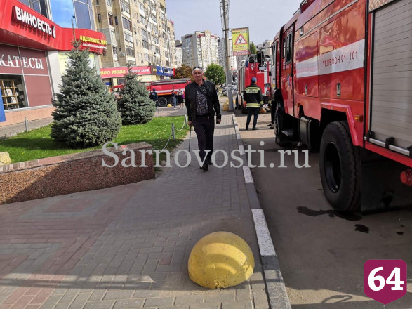 В Саратове из горящего ТЦ «Синий кит» эвакуировали 150 человек