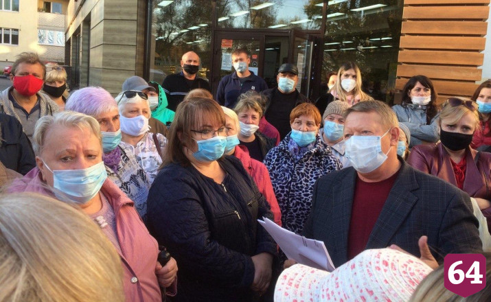 Жители саратовских поселков пожаловались Панкову на нехватку школ и плохие дороги