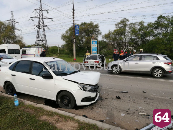 Четыре человека попали в больницу после аварии в Энгельсе