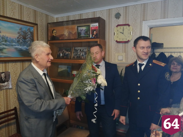 Саратовские следователи пришли с подарками к 99-летнему ветерану 