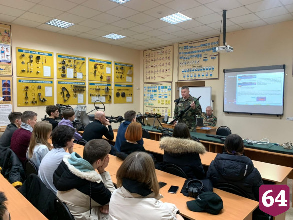 Саратовский спецназовец провел занятие по начальной военной подготовке