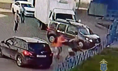 Драка саратовцев из-за девушки на парковке попала на видео
