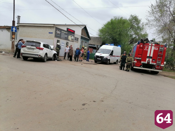 В аварии на Калинина автомобили врезались в дом и забор