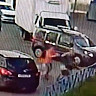 Драка саратовцев из-за девушки на парковке попала на видео