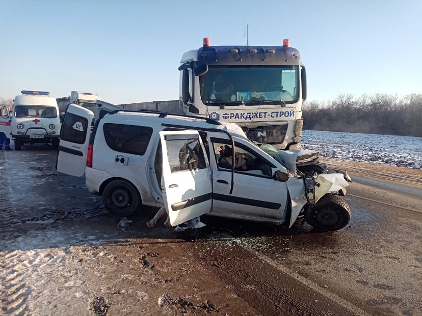 В аварии с фурой под Саратовом погибли водитель и пассажиры «Ларгуса»