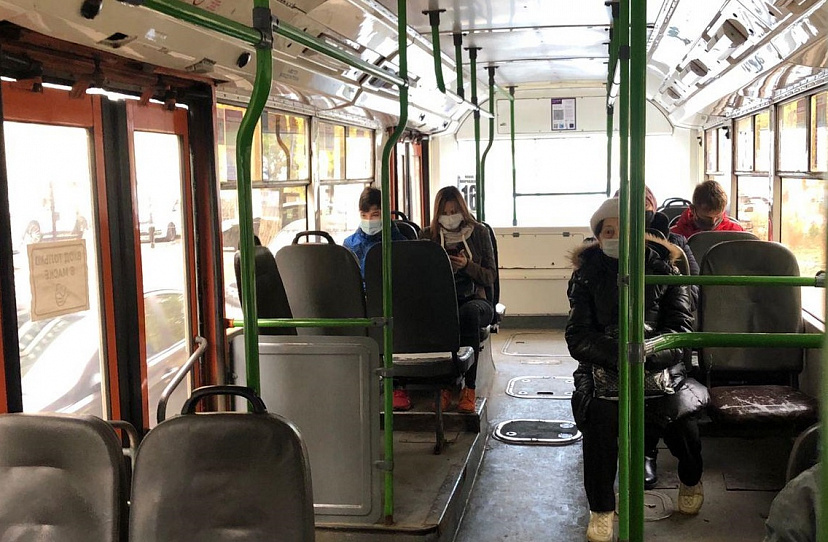 В Саратове пассажиры общественного транспорта начали носить маски
