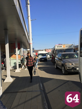 Жители Саратова в автобусах носят маски на подбородке