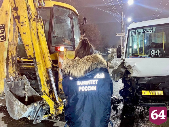 Пять человек пострадали в столкновении маршрутки с трактором в Саратове