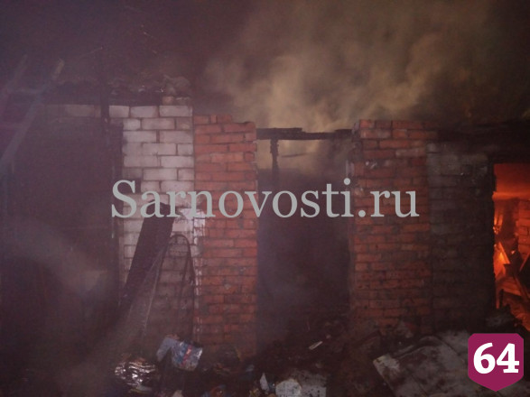 В Саратове полыхали гаражи и сараи