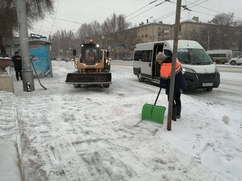 Дороги от снега в Саратове убирают 270 машин