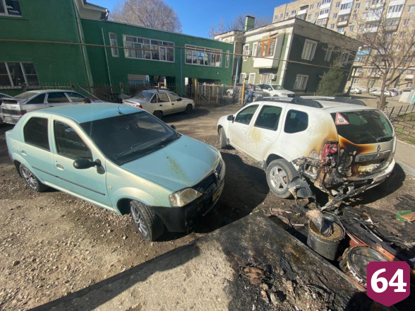 На Большой Горной ночью сгорели 2 иномарки 