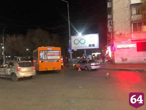 Рядом с Сенным рынком столкнулись автобус и «Киа»