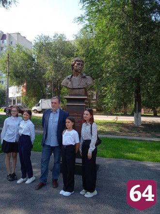 Сын Высоцкого посетил в Энгельсе сквер с бюстом отца