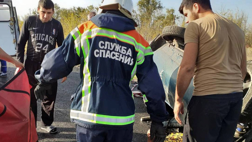 Под Саратовом водителя зажало в опрокинувшейся легковушке