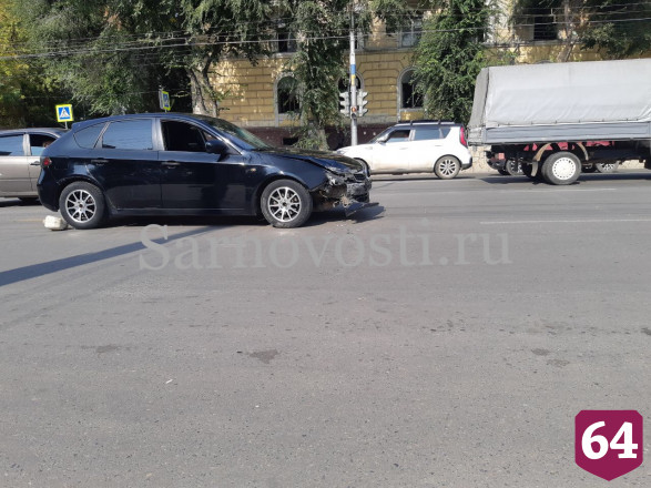 В Саратове такси после ДТП отбросило на тротуар
