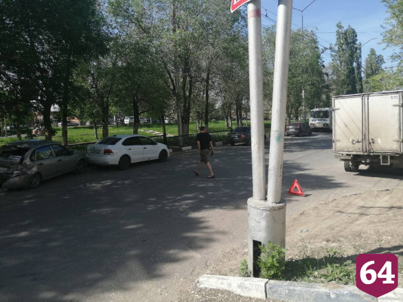 В Саратове водитель грузовика уходил от столкновения и протаранил легковушку