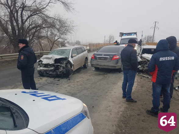 Один человек погиб и трое покалечились в массовом ДТП под Саратовом
