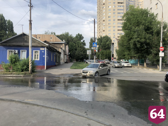 В Саратове водители молятся, чтобы не угодить в дорожную яму