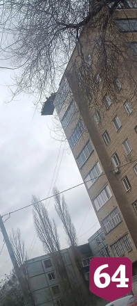 Рухнувшая из-за ветра часть балкона разбила иномарку саратовца 