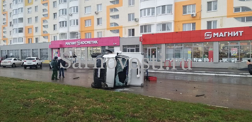 В Саратове грузовик опрокинулся на бок после ДТП с иномаркой