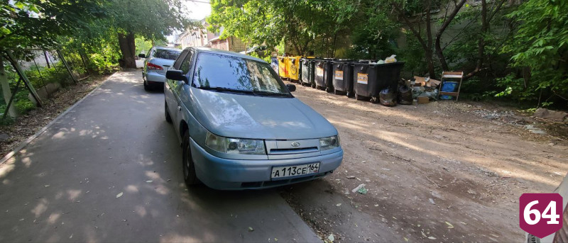 В Саратове автохамы заняли тротуар на пути к школе