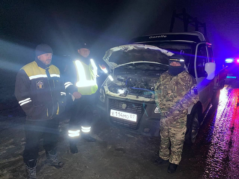 Саратовские автоинспекторы помогли замерзавшим на дороге жителям Нальчика