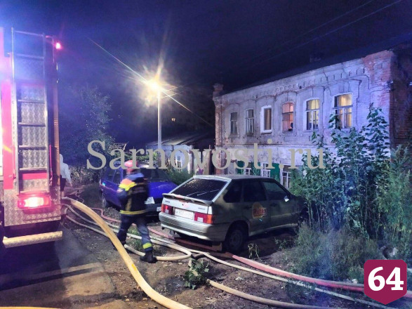 Пожарные ночью отбивали от огня Первомайский поселок 
