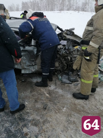 Под Саратовом разбились 2 человека в аварии с грузовиком с минералкой