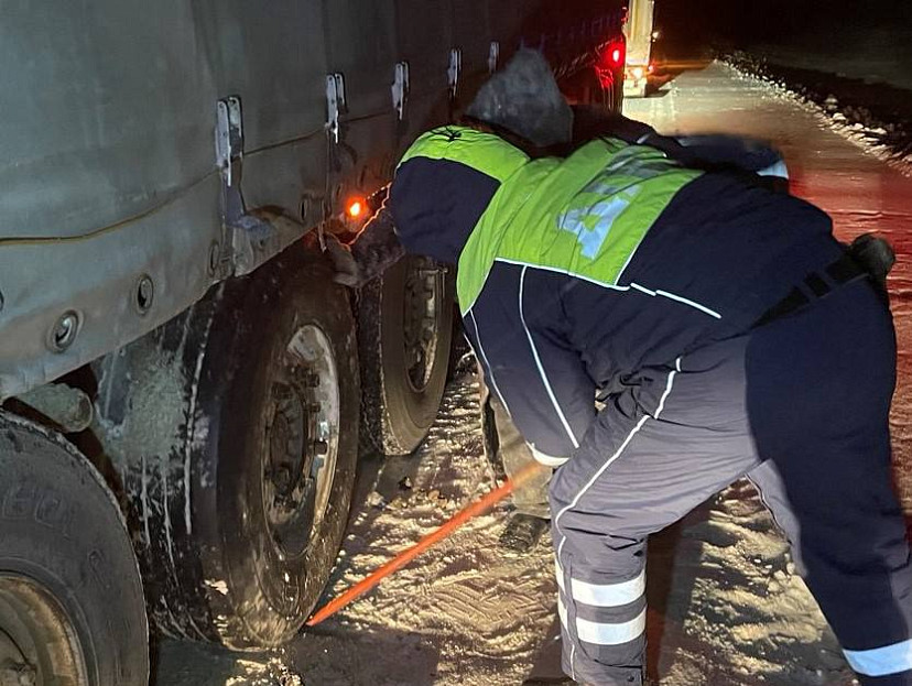 Саратовские полицейские помогли водителю фуры заменить пробитое колесо