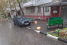 В Саратове автохам бросил иномарку на тротуаре у подъезда