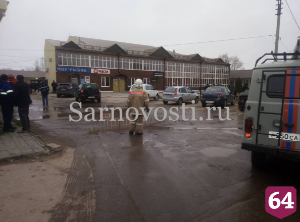 Из горящего развлекательного центра под Саратовом эвакуировали 30 человек