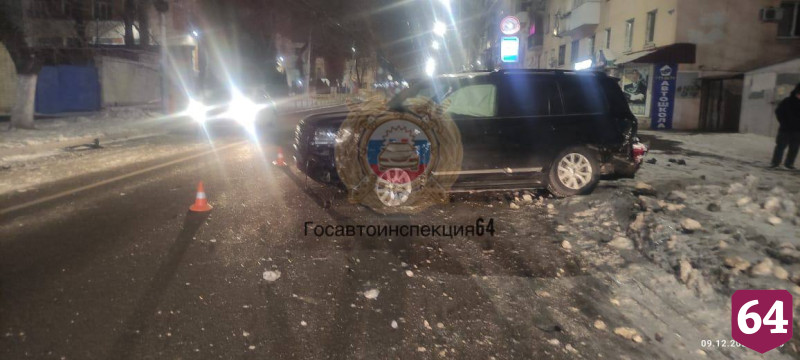 Ночью в центре Саратова столкнулись две иномарки