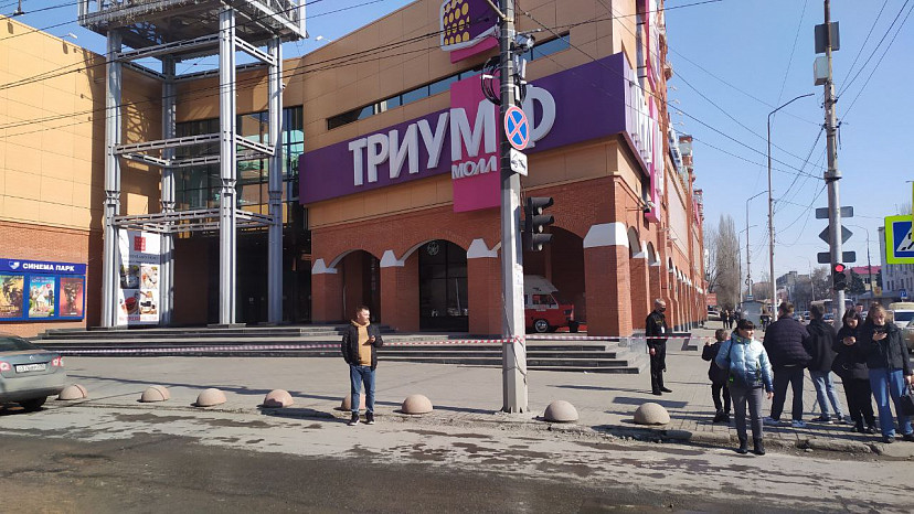 В Саратове из-за сообщения о минировании эвакуируют ТЦ 