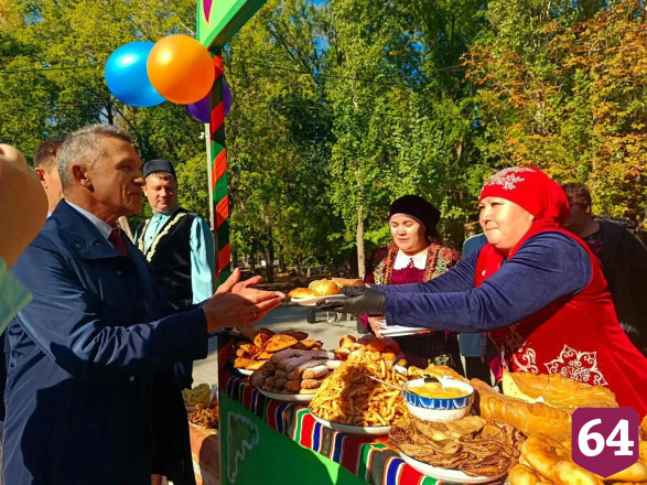 На саратовском фестивале самоваров кормили пловом и катали на ослике