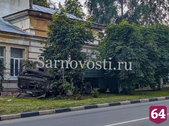 Грузовик вылетел на пешеходную зону у саратовской больницы