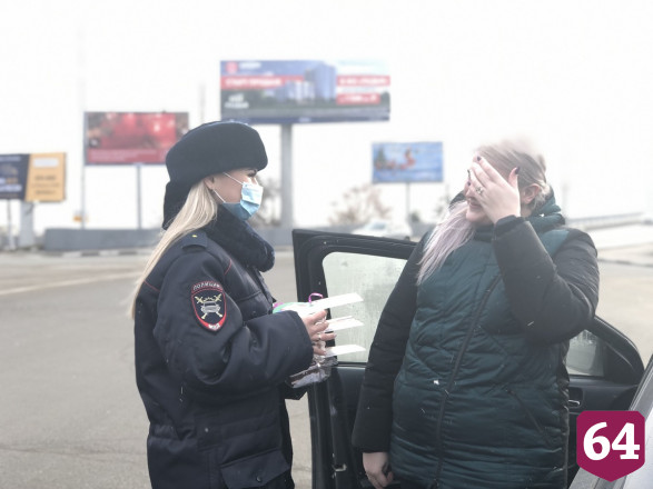 В Саратове полицейские угощали автоледи пирожными