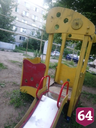 В Саратове нашли опасную детскую площадку