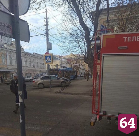 В Саратове иномарка протаранила троллейбус и вылетела на тротуар