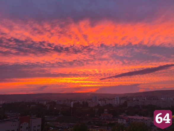 Жителей Саратова восхитил огненно-розовый закат