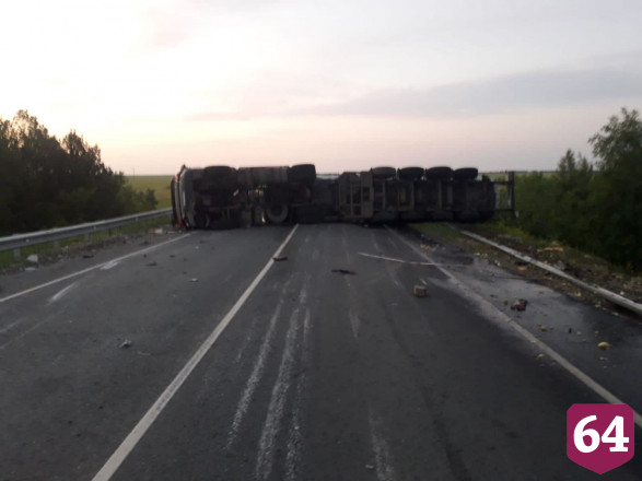 Под Саратовом на трассе перевернулась фура и остановила движение 