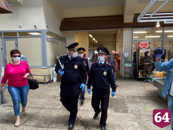 Саратовские полицейские попросили надеть маску митрополита Лонгина