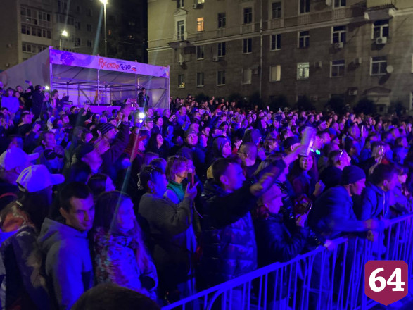 Саратовцев с Днем города поздравил лидер группы «Смысловые галлюцинации»