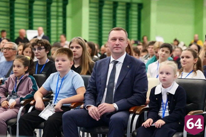 Чемпион мира по шахматам сыграл с победителями турнира в Саратове 