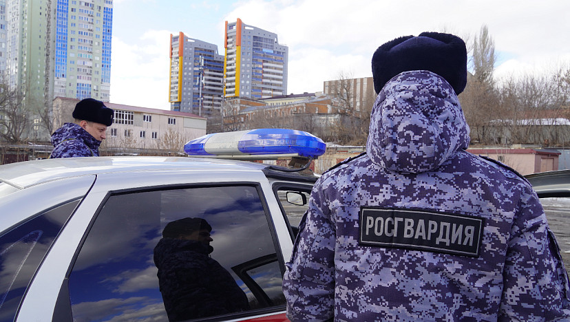 В Саратове мужчина при виде росгвардейцев выбросил наркотики