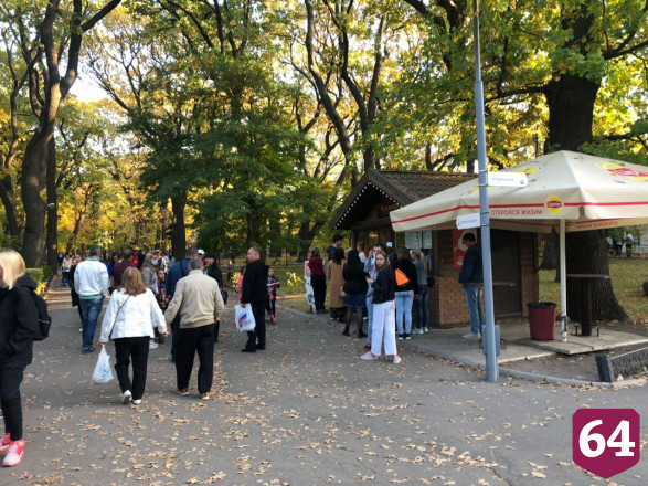Жители Саратова толпятся в горпарке без масок