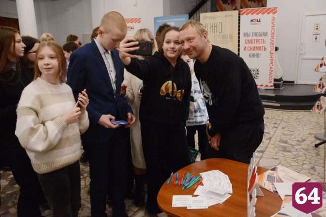 Популярный актер из Саратова во время спектакля сломал ребра