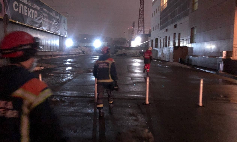 Двое мужчин у «Тау Галереи» упали ночью в колодец 